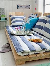 Fur Tagtraumer Und Absolute Geniesser Diese Louncheliege Wird Mit Vielen Kissen Und Einer Weichen Auflage Schnell Zum Sofa Ersatz Besonders Dekor Auto Mobel Und Diy Palettenmobel