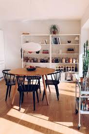 Et Rundt Spisebord Danner Rammen For Ethvert Formal Spisestuemobler Spisestuebord Trebord