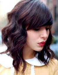 Pour s'associer parfaitement à un carré plongeant, la frange doit le très chic carré lisse laisse peu à peu place à une coupe plus sauvage avec un dégradé moins prononcé et des boucles rock'n roll. Carre Plongeant Wavy 50 Facons De Porter Le Carre Plongeant Elle