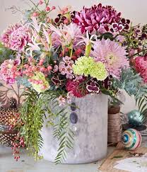 Winterstrauss Aus Nelken Wachsblumen Und Nerinen Winterstrauss Wachsende Blumen Flower Deko