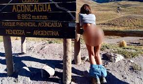 Foto de mujer desnuda en el aconcagua