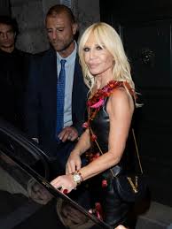 Kate hudson, goldie hawn and donatella versace at versace haute couture fashion week in paris. Donatella Versace Perfects The Thanksgiving Fashion Selfie Vogue