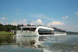 Sunt disponibile şi tururi pe jos, însă o atenţie deosebită este dată croazierelor de zi, de seară şi de noapte pe dunăre în budapesta. Croaziera 2021 Fluviul Dunarea Budapesta Amawaterways Ama Lea 7 Nopti