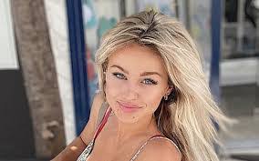 Rosie Mac's Instagram, Twitter & Facebook