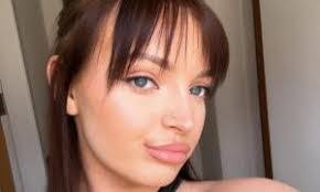 Amanda Lakin's Instagram, Twitter & Facebook