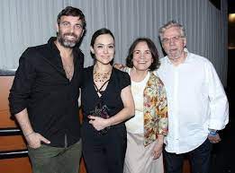 Reginaldo faria is a brazilian actor and film director. Regina Duarte E Reginaldo Faria Prestigiam Filhos Em Pre Estreia No Rio Gabriela Duarte Regina Duarte Atrizes