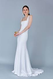 Gli stili proposti rimangono gli stessi: Tendenza Abiti Da Sposa 2021 Il Vestito E Minimale Io Donna