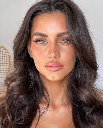 Alex Perrin's Instagram, Twitter & Facebook