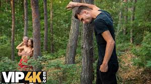 Ngentot di hutan - aksi panas yang berani di lokasi terpencil