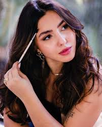 Se alguém me perguntasse o que a área das sobrancelhas mudou na minha vida,  eu diria: tudo. Aprendi a me posicionar, a ter confiança, a me comunicar  com clareza. Meu olhar sobre