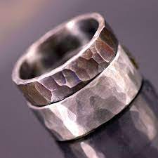 Hammered Wedding Ring Handmade Stainless Steel Ring Etsy Anillos Para Hombres Anillos De Boda Personalizados Anillo De Compromiso Gotico