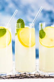 Gli ingredienti di base per la limonata fatta in casa sono semplici, ma l'aggiunta di succhi di frutta extra o alimenti anima questa bevanda comune. Ricetta Limonata Fatta In Casa La Migliore Limonata Spremuta Fresca
