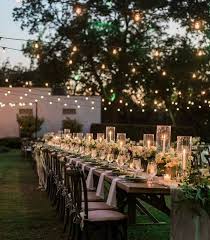 Ein Paar Lichterketten Aussergewohnliche Teelichter Und Kerzen Schon Herrscht Romantik Pur Was Will Man Mehr Bei Hof Hochzeit Hochzeit Garten Gartenhochzeit