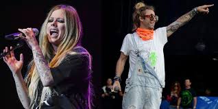 But it wasn't her attire that nabbed everyone's attention, it was the ultimate skateboard icon tony hawk who made a cameo. Avril Lavigne Musik Schliesst Sich Mod Sun In Dem Neuen Song Flames An Nach Welt