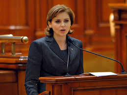 După tergiversări îndelungate, cu majoritate de voturi, comisia juridică a camerei deputaților a dat, marți, aviz favorabil inițiativei cetățenești de revizuire a constituției pe tema definiției familiei. Comisia JuridicÄ A DeputaÅ£ilor A Respins Inlocuirea Robertei Anastase Q Magazine