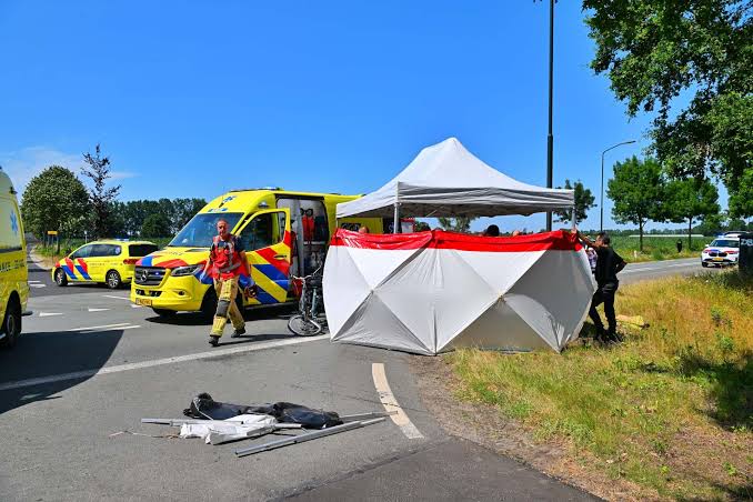 Fietser overleden na botsing met vrachtwagen in Budel
