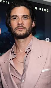 Ben Barnes hitchhiking in his new show, The Institute, and I'm supposed to  believe that nobody wants to give him a ride? : r/LadyBoners