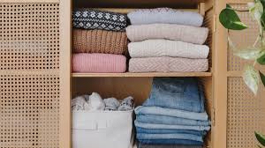 A beautifully organized linen closet in 7 quick steps! The Ultimate Guide To Organizing Your Closet