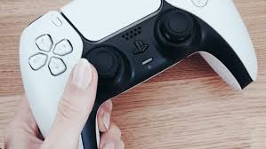 The contrast between black and sony playstation 5 dualsense wireless controller. Ps5 Sony Veroffentlicht Offiziellen Treiber Fur Dualsense Controller Auf Linux Bs