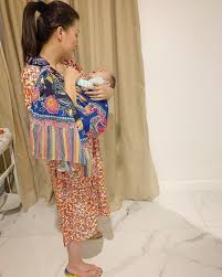 Dear mama muda, yuk coba! Gendong Thania Sakit Selendang Sarwendah Diperbincangkan Matamata Com