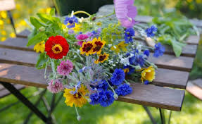 7 Tipps Mit Denen Der Blumenstrauss In Der Vase Langer Halt Blumenstrauss Blumen Stauden Blumen