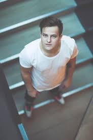 Adrian spiller minikonsert etter moteshow