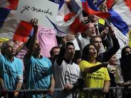 On peut détester macron et sa politique, mais on ne frappe pas les gens, et a fortiori bah ca peut faire rire vite fait meme si le mec est pas tres malin, macron avait lui meme ri du fait de s'etre pris un. Rhone Le Directeur Local De Campagne De Macron Claque La Porte