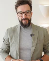 Dr Nik making an appearance back