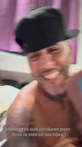 Mi primo bello me está pintando el cuartito🥰