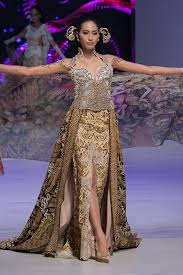Napak tilas perjalanan itu diperagakan dalam karya cinta budaya bertajuk. Anne Avantie Gaun Formal Panjang Model Pakaian Renda Kebaya