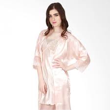 Ada juga model piyama kimono, yang sudah lengkap dengan celana panjang. Buat Malam Pertamamu Tak Terlupakan Dengan 10 Baju Tidur Pengantin Yang Cute Dan Seksi Ini