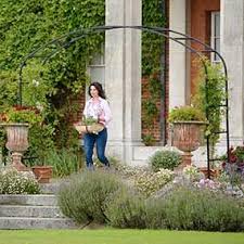Wand Rosenbogen Traditional Roman Rosenbogen Aus Metall Rosenbogen Gartengestaltung The Garden Shop In 2020 Gartengestaltung Cottage Garten Garten