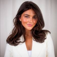 Elissa Ballard's Instagram, Twitter & Facebook