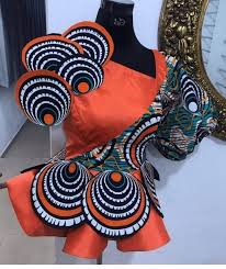 Cette saison, on est accro à la dentelle. 460 Idees De Pagne Dentelle En 2021 Mode Africaine Robe Africaine Tenue Africaine