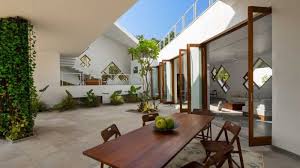 Posisikan pintu rumah anda selalu terbuka sesering mungkin. Empat Kelebihan Mempunyai Courtyard Di Rumah Impiana