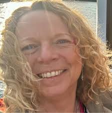 I am happy to spend Mother's Day with my first born to make a wooden pot of  flowers.