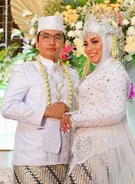Kursi tersusun rapi menghadap ke pelaminan. Gaya Foto Wedding Di Pelaminan Gaya Foto