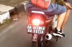Download gambar motor grand kartun sobatbiker. Potret Romantisme Dua Sejoli Dorong Motor Butut Ini Bikin Baper Mobimoto Com
