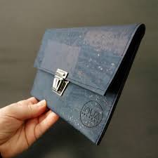 Blanc cassé, bleu marine, bleu roi, brique, kaki, noir, rose, vert bouteille. Pochette En Liege Bleu Marine Maroquinerie De L Atelier Inua