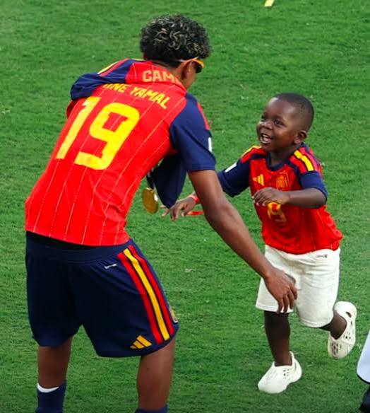 Cậu em trai 3 tuổi "quyền lực" của Yamal thành hiện tượng sau World Cup | Báo Dân trí