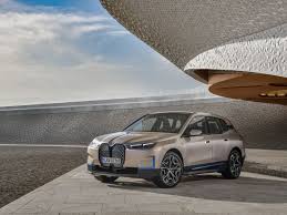 Yeni bmw i4 tek şarjla 700 km yol alabiliyor. Bmw Launches Its New Flagship Ix Electric Suv With 300 Miles Of Range The Verge