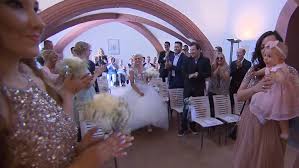 Bei tvnow können die zuschauer im stream online anschauen, wie die vier brautpaare gegeneinander antreten, um eine traumreise als krönung ihrer. 4 Hochzeiten Und Eine Traumreise Katrin Und Pascal Laufen Singend Und Tanzend Zum Altar