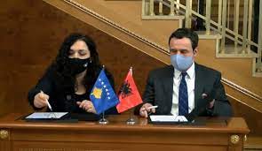 Vjosa osmani, e cila në zgjedhjet e 14 shkurtit garoi për deputete me listën vetëvendosja, për zgjedhjen e saj presidente në kuvendin e kosovës mori 71 vota dy netë më parë qeveria e kosovës e udhëhequr nga albin kurti, tentoi që ta miratojë një ligj për zgjedhjet e përgjithshme, pa konsultim. Albin Kurti Dhe Vjosa Osmani I Shfrytezojne Hapesirat E Presidences Dhe Kuvendit Per Marreveshje Partiake Insajderi