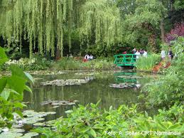 Einem blumengarten namens clos normand, der vor dem haus liegt, und einem japanisch inspirierten wassergarten auf der anderen straßenseite. Giverny Besuch Bei Claude Monet My Little Luxury