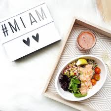 Fresh Food Avec Cette Chaleur J Ai Encore Craque Pour Une Salade De Saumon Mi Cuit Et Quinoa De Chez Ensuite Accompagnee D Un Jus Pomme Betterave Ananas Carott
