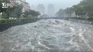 溢淹水深：0~0.3公尺 溢淹水深：0.3~1公尺 溢淹水深：1~3公尺 溢淹水深：3公尺以上 台灣近岸海域風浪危害圖 說明 颱風一號路徑 颱風二號路徑 颱風三號路徑 颱風四號路徑 颱風五號路徑 颱風六號路徑 颱風七號路徑 颱風八號路徑 颱風九號路徑 綜合颱風路徑 æš´é›¨è½Ÿå°ä¸­å°ä¸­å¸‚å€å¤§æ·¹æ°´æ²³å·æš´æ¼²å°æ©‹ç¦è¡Œ å¤§é›·é›¨ æ»…é ‚ å°è·¯ Tvbsæ–°èžç¶²
