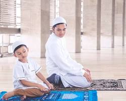 Anak sedang belajar salat