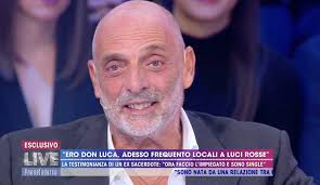 Carmelo abbate (castelbuono, 5 agosto 1971) è un giornalista, saggista e scrittore italiano. Paolo Brosio Lancia Acqua Benedetta Addosso A Carmelo Abbate La D Urso Sbotta Che Sceneggiate Video Archivio Biccy It