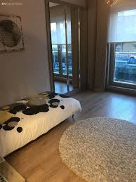 Duvarlarda, çocuğunuzun ruhuna hitap edebilecek, aynı zamanda çok renkli olmayacak ve çocuğunuzun değişken zevklerine hitap edecek boya ya da duvar kağıdı tercih etmelisiniz. 170 Genc Odasi Modeli Tasarimlari Ve Dekorasyon Fikirleri Ev Gezmesi