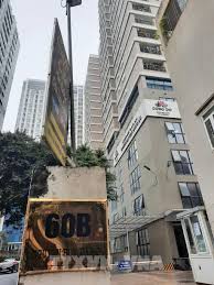 Hai chú cháu nằm in hằn một vệt lõm trên mái tôn. Ii4k1xcqwy1vxm